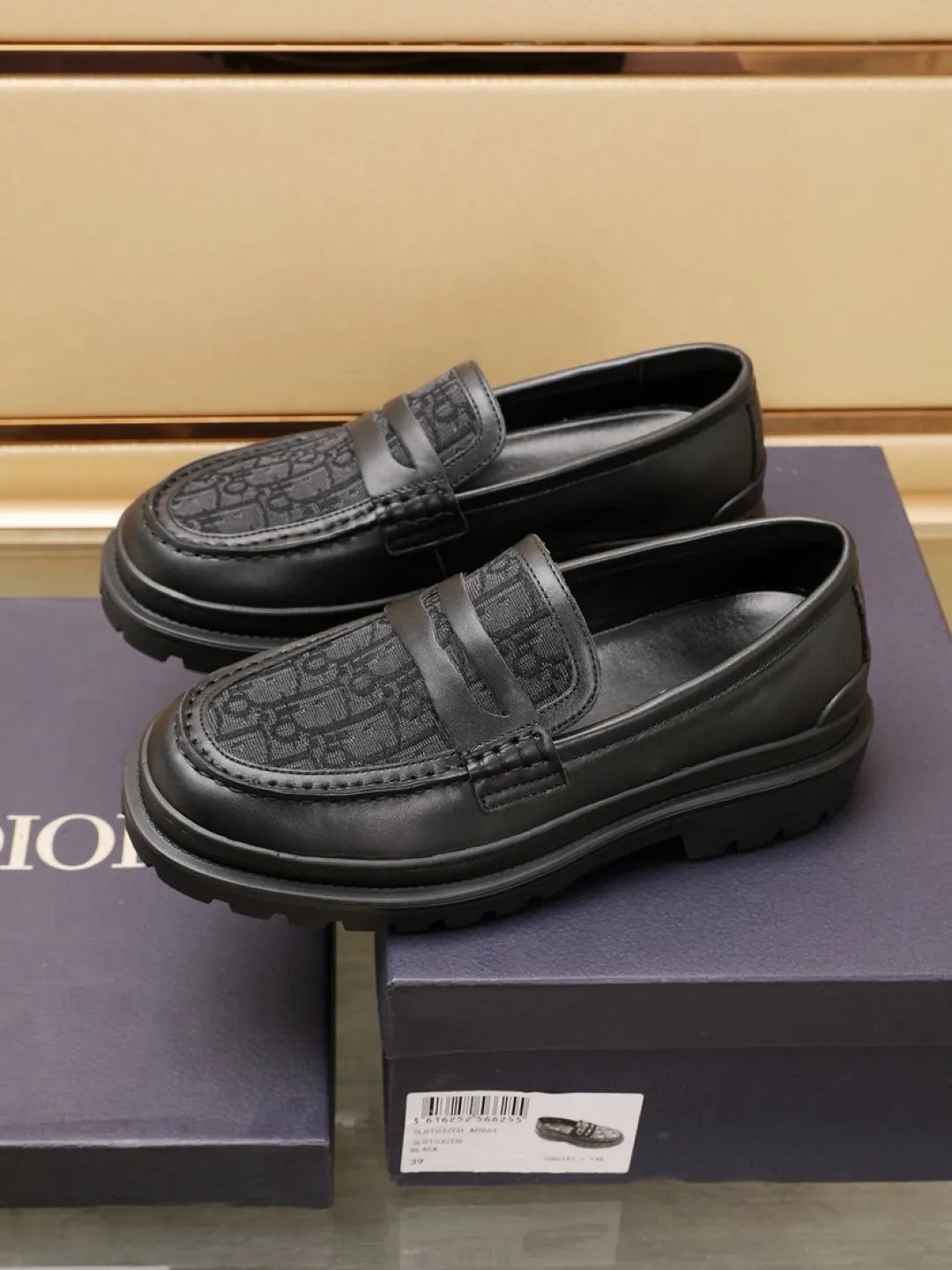 Factory P460💰[Dior] men's classic Loaf leather shoes🇺🇸 are on sale at the same time, original Italian brand · brand totem cloth sewn with brand cloth label · paired with calfskin · (high-end, extravagant and classy) exquisite workmanship (original lining) sole: original factory special rubber concave and convex outsole ⚠️ outsole. Comfortable, wear-resistant, non-slip, real shot 🎬 Can be worn with casual clothes or suits. Size: 38-44 (46.46 customized)